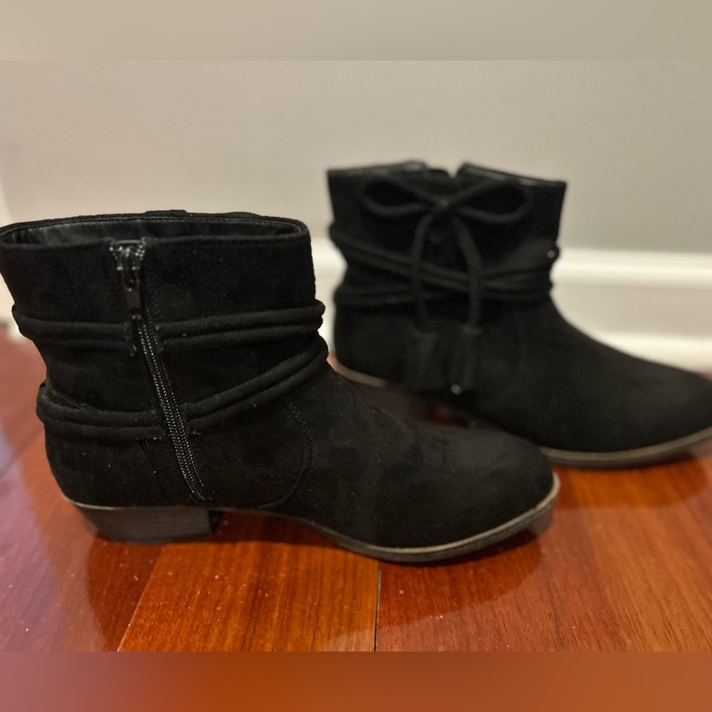 Rampage Black suede ankle women’s boots with lace-up detail Sz 8.5